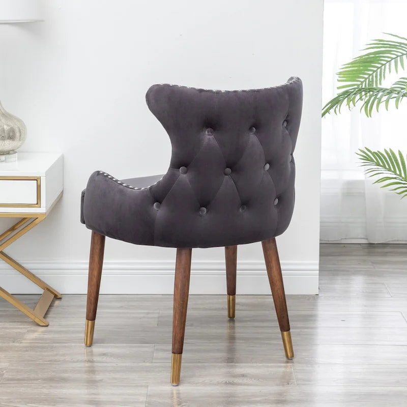 Poltrona d'accento rivestita in poliestere grigio con gambe in legno di gomma