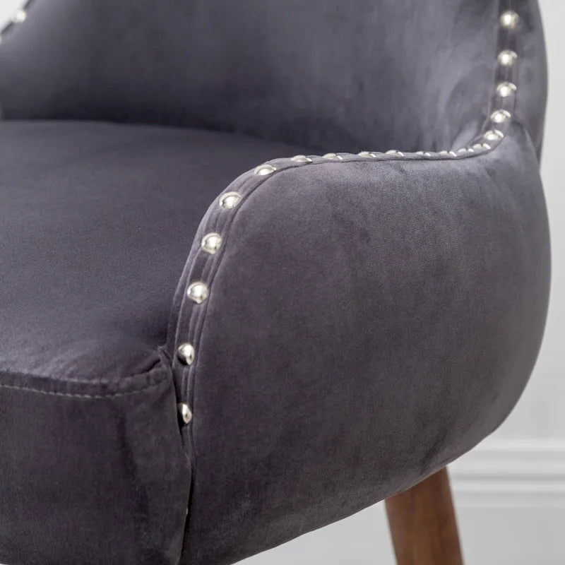 Poltrona d'accento rivestita in poliestere grigio con gambe in legno di gomma