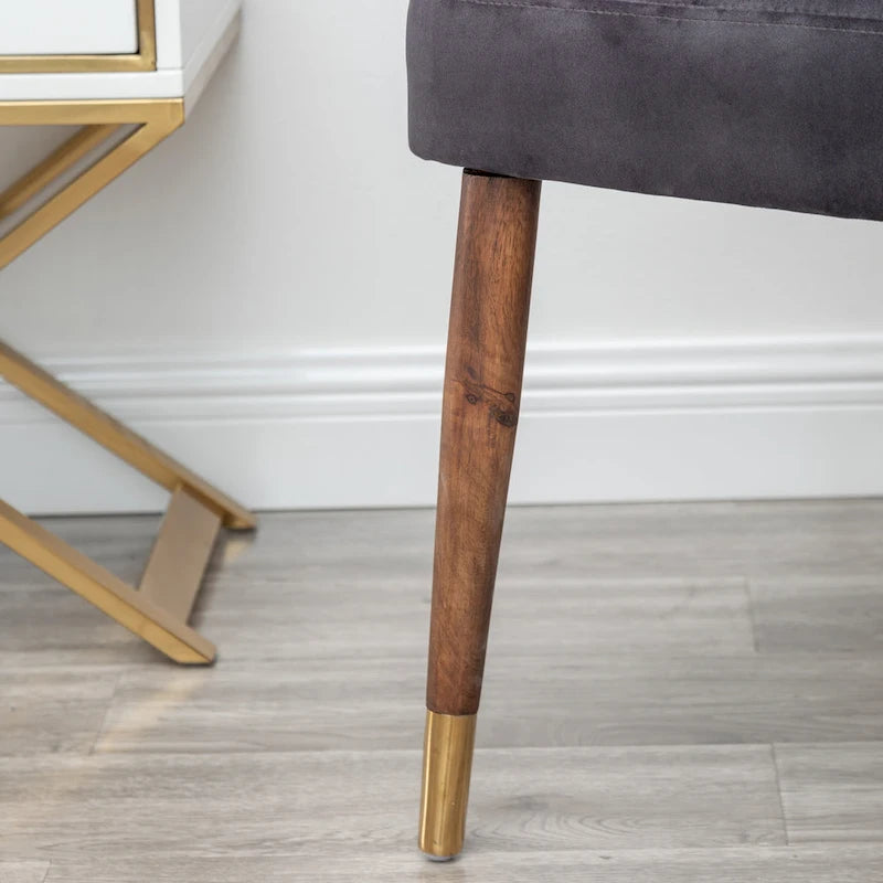 Poltrona d'accento rivestita in poliestere grigio con gambe in legno di gomma